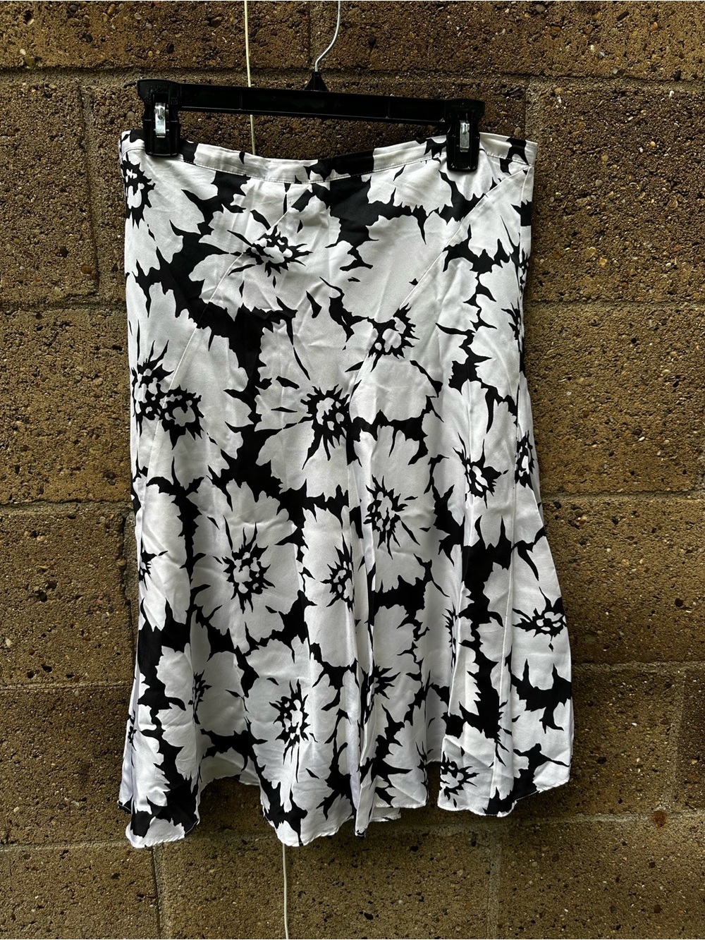 White House Black Market B&W Floral Silk Skirt Side Zip Fully Lined Sz 10